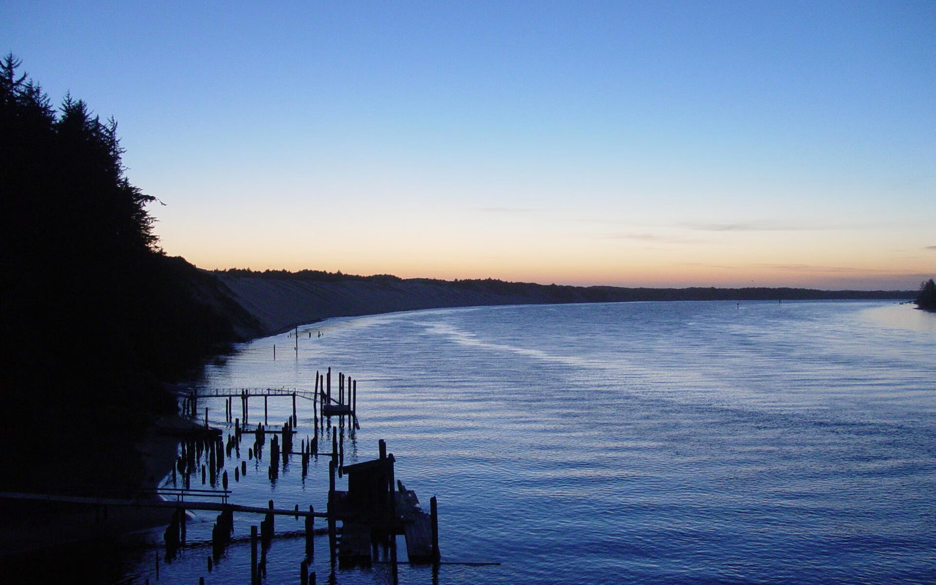 梅西身着红黑衫征服梦剧场，一场友谊赛为何价值连城？
